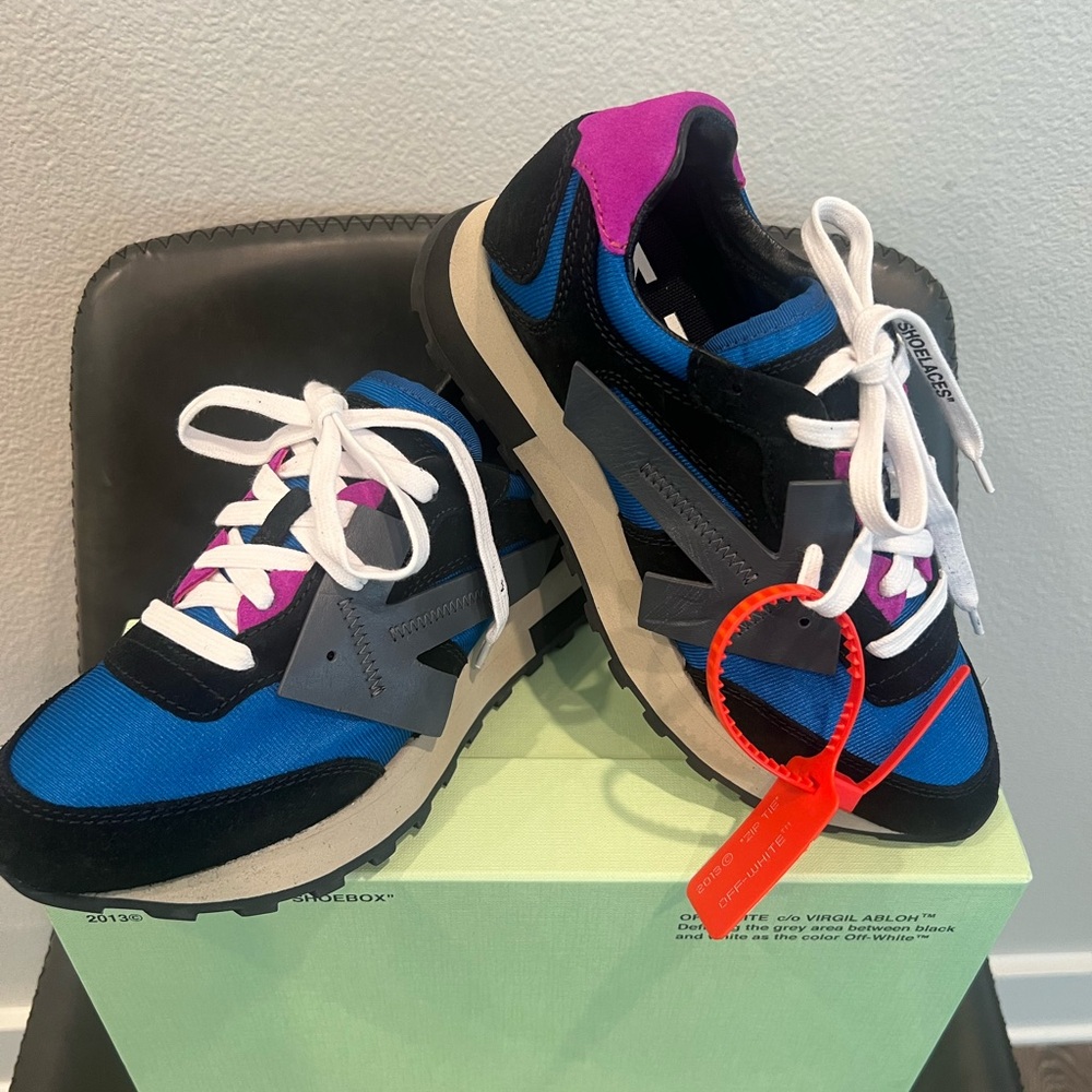 Off-White New Size 38 (runs like a 7)